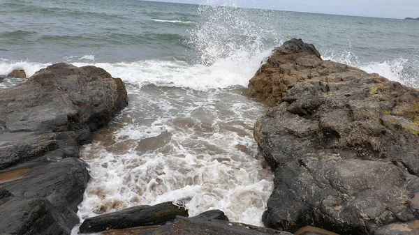 Tiro Ángulo Alto Mar Ondulado Con Rocas Bajo Cielo Azul —  Fotos de Stock