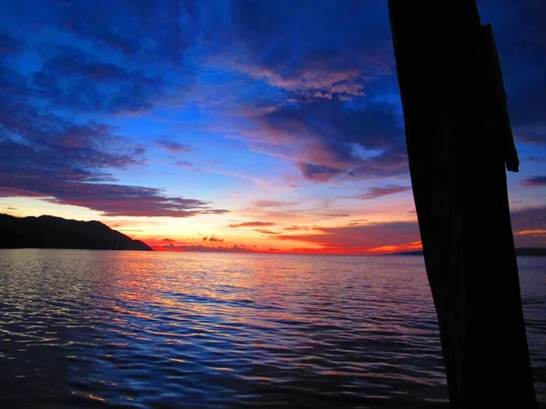 Красивый Снимок Силуэтов Время Заката Пляже Раджа Ампат Индонезия — стоковое фото