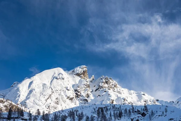 Uno Splendido Scenario Alte Montagne Rocciose Ricoperte Neve — Foto Stock