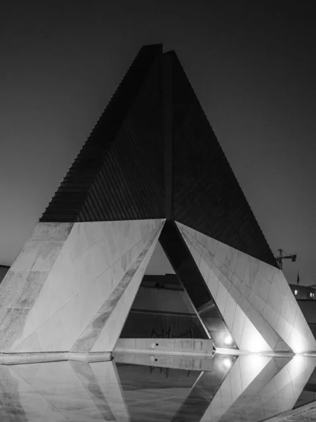 Grayscale Closeup Shot Triangular Monument Overseas Combatants Lisbon Portugal — Stock Photo, Image