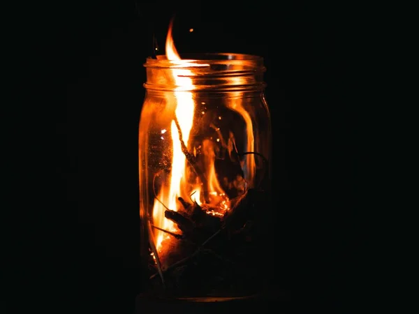 Eine Nahaufnahme Brennender Zweige Einem Glas — Stockfoto