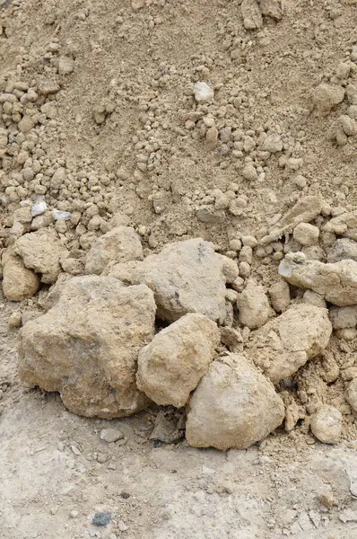 Μια Κάθετη Βολή Από Κομμάτια Πέτρας Δίπλα Ένα Λόφο Άμμου — Φωτογραφία Αρχείου