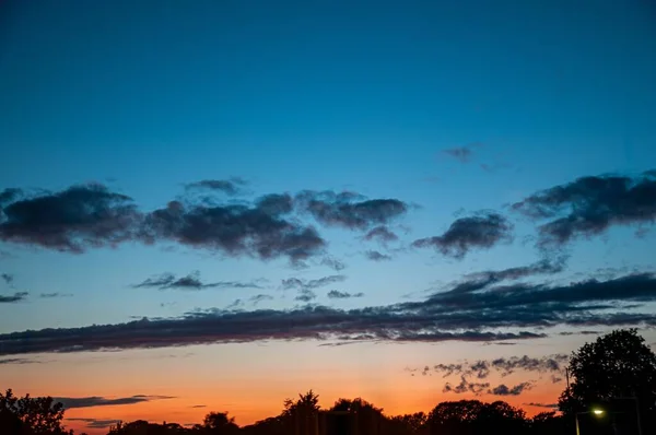 Resplandor Naranja Del Atardecer Bajo Cielo Azul Del Atardecer — Foto de Stock