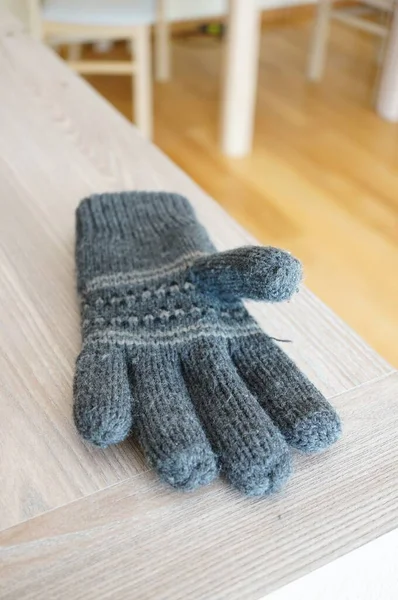 Vertical Closeup Shot Grey Wool Glove Wooden Surface — Stock Photo, Image