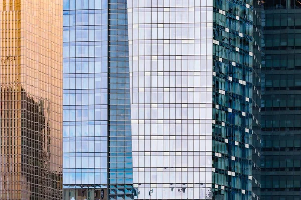 ガラスのファサードの高層モダンな建物の美しい景色 — ストック写真