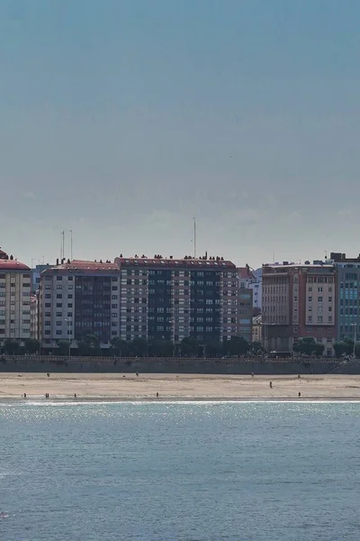 西班牙加利西亚科鲁纳海滨建筑物的垂直晨景 — 图库照片