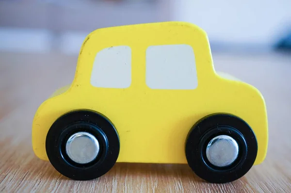 Tiro Close Carro Madeira Amarelo Para Crianças — Fotografia de Stock