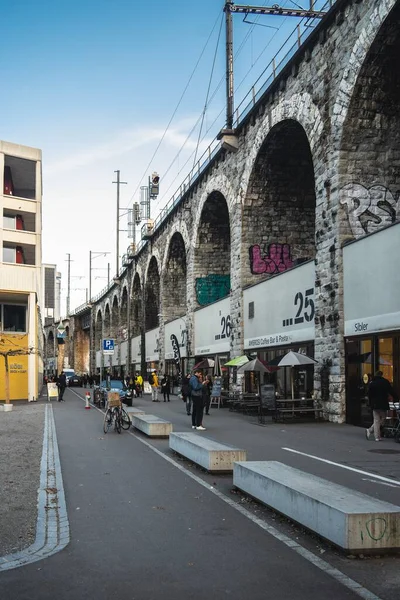 Ένα Μακρινό Πλάνο Μιας Παλιάς Εγκαταλελειμμένης Γέφυρας Που Ανακαινίστηκε Καταστήματα — Φωτογραφία Αρχείου