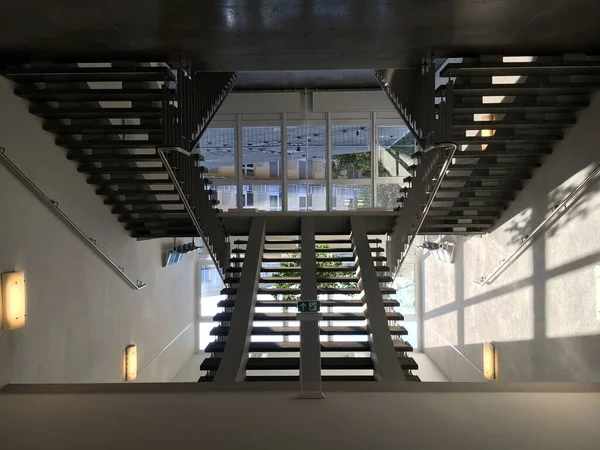 Σκάλες Ενός Κτιρίου Που Οδηγεί Στον Επόμενο Όροφο — Φωτογραφία Αρχείου