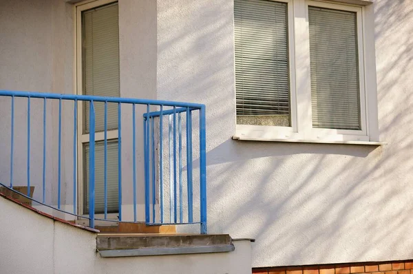 Edifício Branco Com Corrimão Metal Azul — Fotografia de Stock