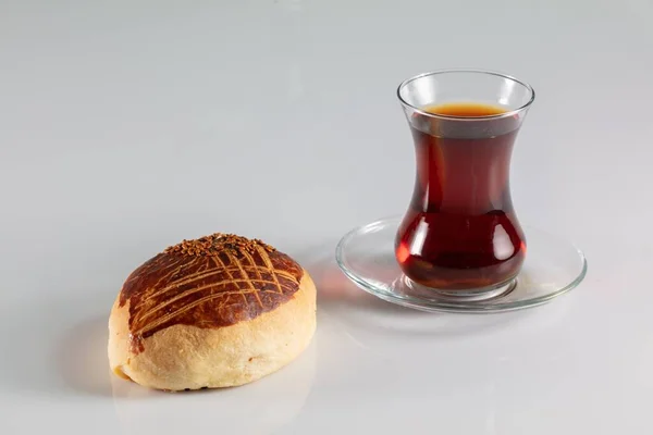 Bollo Dulce Casero Recién Horneado Una Taza Una Superficie Blanca — Foto de Stock