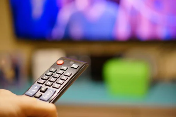 Person Holding Remote Control Blurred Background — Stock Photo, Image