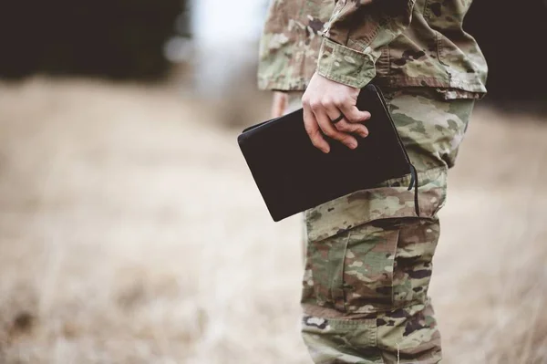 Tiro Foco Raso Jovem Soldado Segurando Uma Bíblia Campo — Fotografia de Stock