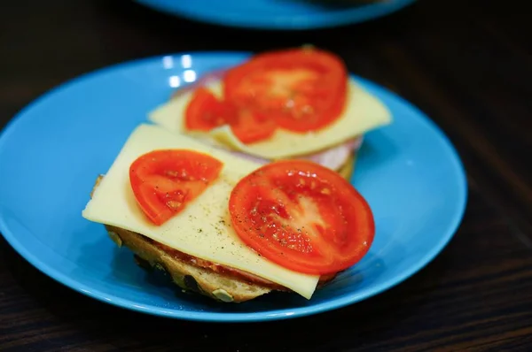 Sanduíche Feito Com Queijo Carne Tomate Prato Azul Mesa — Fotografia de Stock