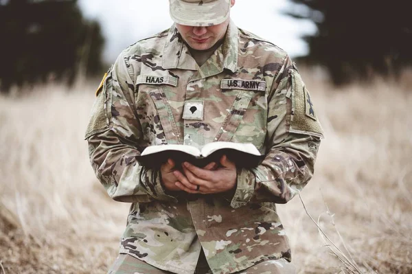 Eine Flache Fokusaufnahme Eines Jungen Soldaten Der Auf Einem Trockenen — Stockfoto