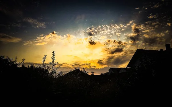 Een Adembenemend Uitzicht Een Zonsondergang Silhouetten — Stockfoto