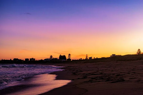 Piękny Strzał Dekoracji Zachodu Słońca Plaży Jasnym Pomarańczowym Niebem Tle — Zdjęcie stockowe