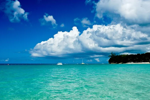 Карибское Синее Море Глубоким Синим Небом Большими Летними Облаками — стоковое фото