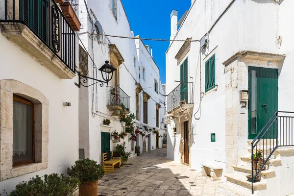 Een Prachtige Buitengang Tussen Witte Gebouwen Locorotondo Apulië Italië — Stockfoto