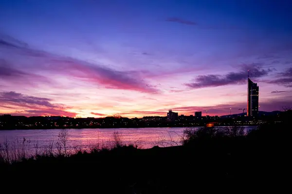 Die Silhouette Der Wiener Skyline Der Abenddämmerung Mit Dem Millennium — Stockfoto