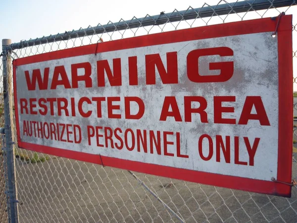 Крупный План Запретной Зоны Красного Предупреждения Уполномоченный Персонал Подписывает Заборе — стоковое фото