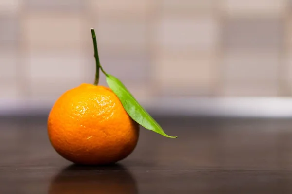 Selective Focus Shot Green Leaf Orange Fruit Blurred Background — Stock Photo, Image