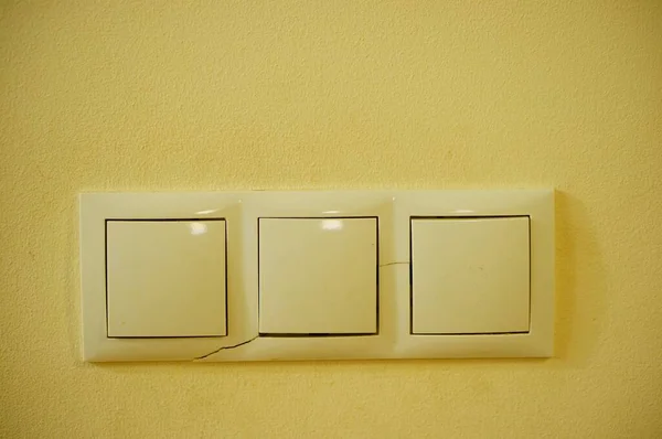 Ένα Σετ Από Τρεις Διακόπτες Φωτός Στον Τοίχο — Φωτογραφία Αρχείου
