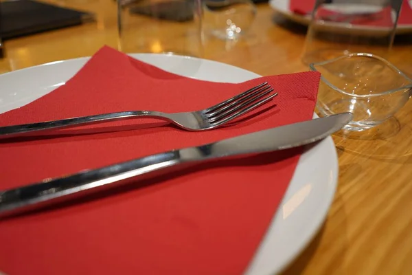 Высокий Угол Съемки Ножа Вилки Красной Салфетке Белой Тарелке — стоковое фото