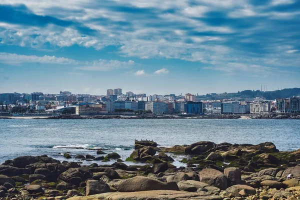 Uma Bela Foto Edifícios Rochas Praia Uma Cidade Coruna Galiza — Fotografia de Stock