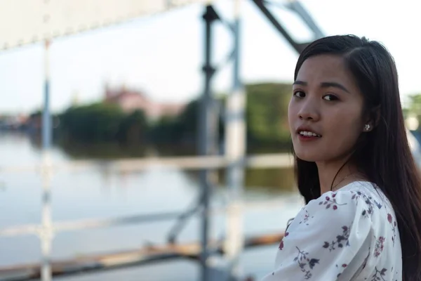 Una Chica Vietnamita Mirando Hacia Atrás Parada Viejo Puente —  Fotos de Stock