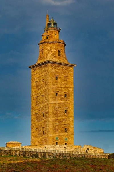 西班牙加利西亚阿考鲁纳海克力士塔的垂直照片 背景为乌云蓝天 — 图库照片