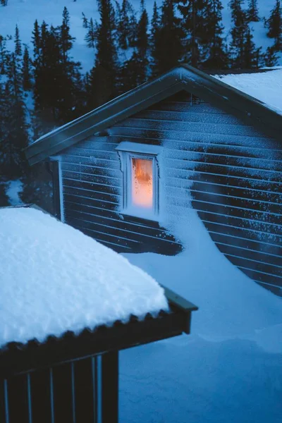 Schöne Landschaft Eines Dorfes Mit Schneebedeckten Holzhütten Umgeben Von Tannen — Stockfoto