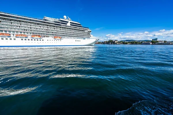 Ein Kreuzfahrtschiff Nähert Sich Einem Schönen Sommertag Dem Kreuzfahrtterminal Oslo — Stockfoto