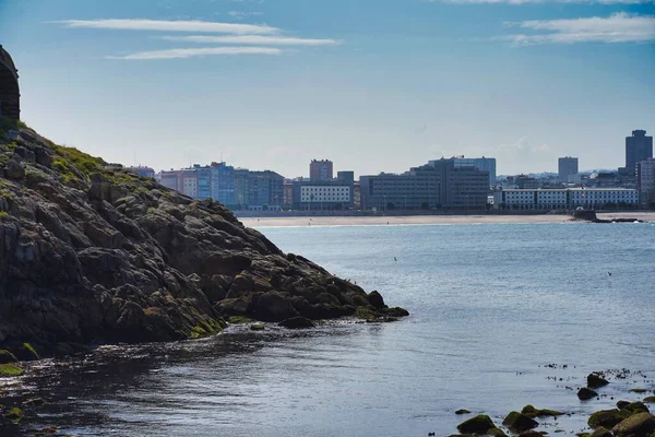 Hermoso Plano Una Playa Con Edificios Distancia Coruña Galicia España —  Fotos de Stock