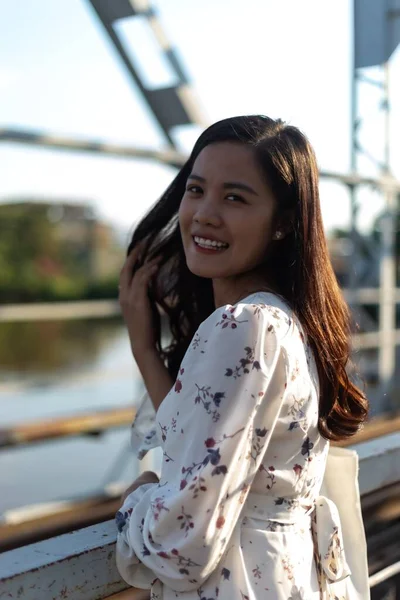 Une Vietnamienne Souriante Debout Sur Vieux Pont — Photo