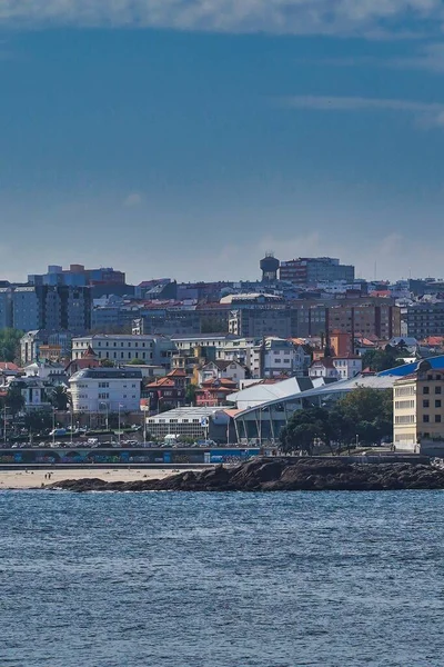 Een Verticale Foto Van Gebouwen Verte Bij Zee Coruna Galicië — Stockfoto