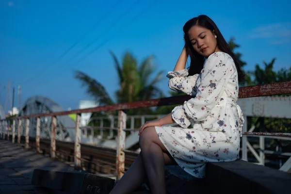 Egy Vietnámi Lány Egy Öreg Hídon Nappal — Stock Fotó