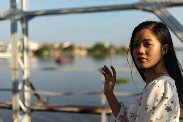 Siyah Saçlı Vietnamlı Bir Kız Köprüde — Stok fotoğraf