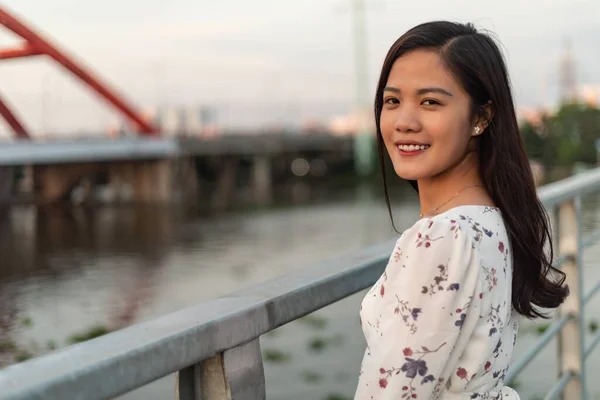 Una Chica Vietnamita Sonriente Pie Viejo Puente —  Fotos de Stock