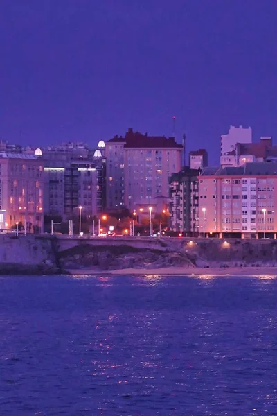 西班牙加利西亚科鲁纳市美丽的垂直夜景 — 图库照片