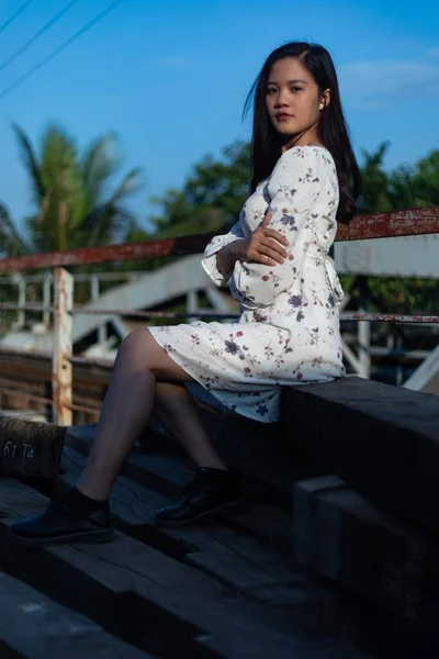 Uma Menina Vietnamita Cabelos Pretos Sentada Uma Ponte — Fotografia de Stock