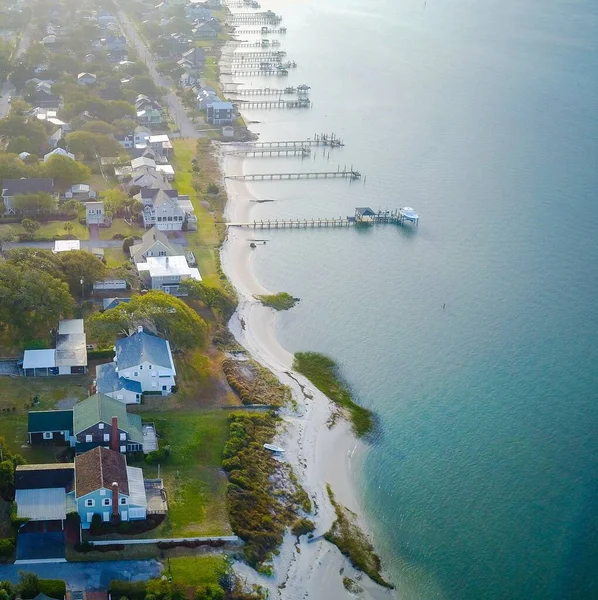 Sahil Boyundaki Evlerin Rıhtımların Havadan Çekilmiş Görüntüleri — Stok fotoğraf