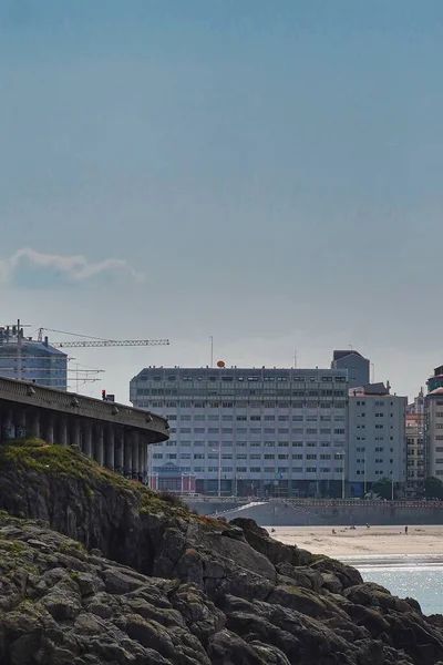 Vertikální Záběr Budov Skal Pobřeží Městě Coruna Galicii Španělsko Jasnou — Stock fotografie