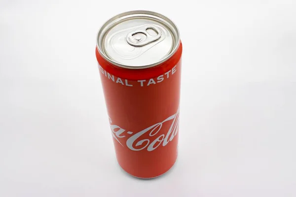 Aachen Alemania Marzo 2020 Una Lata Coca Cola Roja Sobre — Foto de Stock