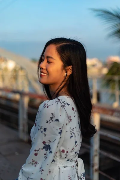Egy Függőleges Felvétel Egy Mosolygó Vietnámi Lányról Csukott Szemmel Egy — Stock Fotó