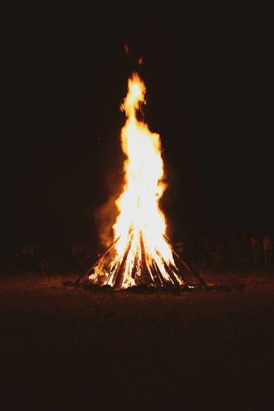 大篝火夜间被人包围的篝火 — 图库照片