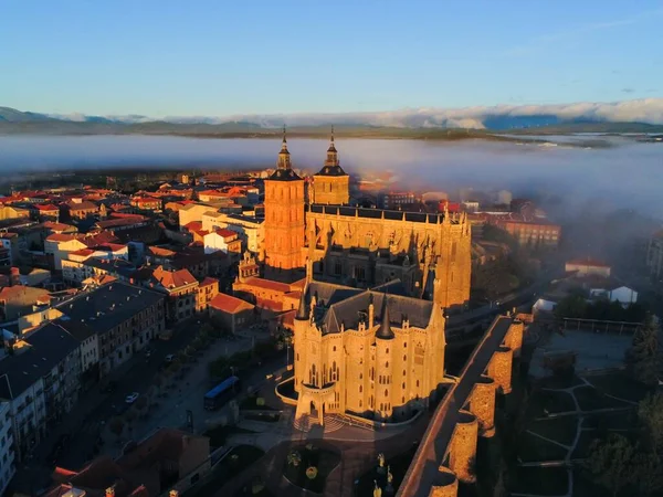 スペインのレオンにある多くの建物に囲まれた有名なゴシック様式のアストルガ大聖堂の空中写真 — ストック写真