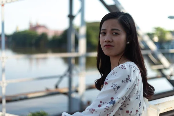 Une Vietnamienne Aux Cheveux Noirs Sur Pont Montrant Émotion Préoccupation — Photo