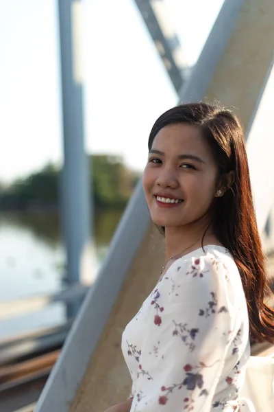 Egy Függőleges Felvétel Egy Mosolygó Vietnámi Lányról Egy Régi Hídon — Stock Fotó