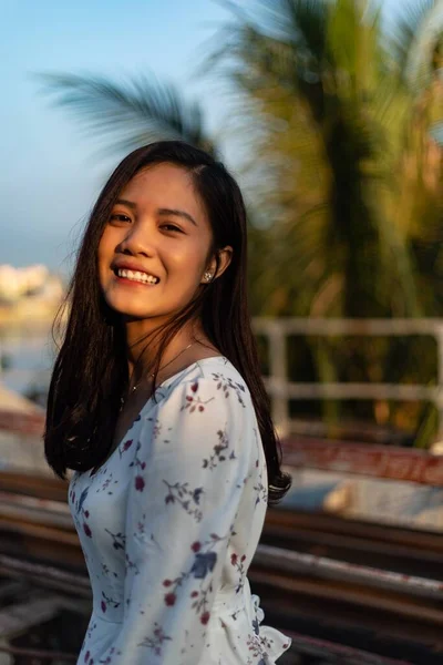 古い橋の上に立つ笑顔のベトナム人の女の子 — ストック写真